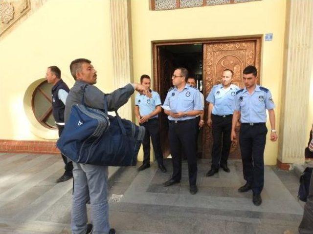 Kadınlara Dini Içerikli Kitap Satmak Isterken, Şikayet Üzerine Yakalandılar 1