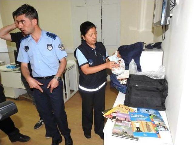 Kadınlara Dini Içerikli Kitap Satmak Isterken, Şikayet Üzerine Yakalandılar 2