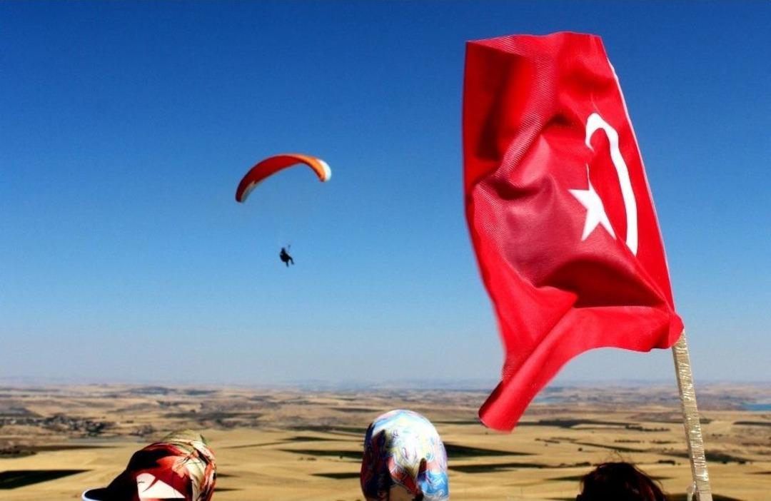 Jandarma Alay Komutanı Yama&ccedil; Paraş&uuml;t&uuml; İle U&ccedil;tu