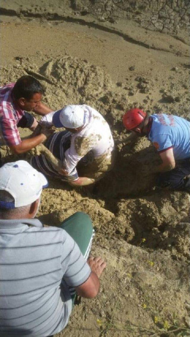 Çamura Batan Vatandaşı Itfaiye Kurtardı