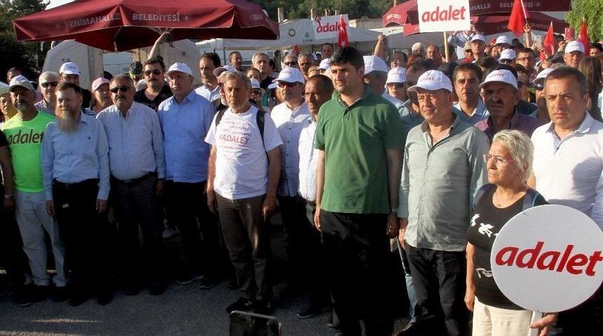 Chp&rsquo;nin &lsquo;adalet Y&uuml;r&uuml;y&uuml;ş&uuml;&rsquo;nde &rsquo;duran Adam&rsquo; Eylemi