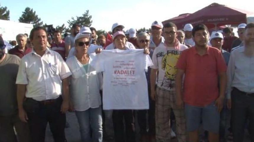 Chp'nin 'adalet Y&uuml;r&uuml;y&uuml;ş&uuml;'nde 'duran Adam' Eylemi