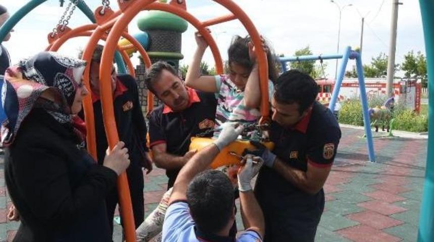 Bacakları Salıncakta Sıkışan K&uuml;&ccedil;&uuml;k Yıldız'ı Itfaiye Kurtardı