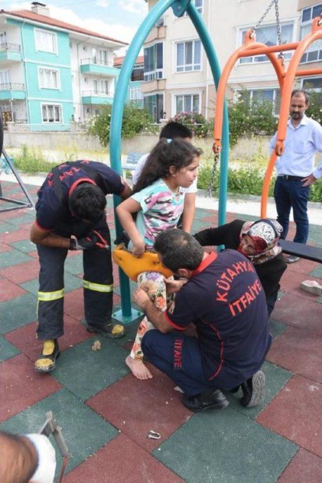 Bacakları Salıncakta Sıkışan Küçük Yıldız'ı Itfaiye Kurtardı