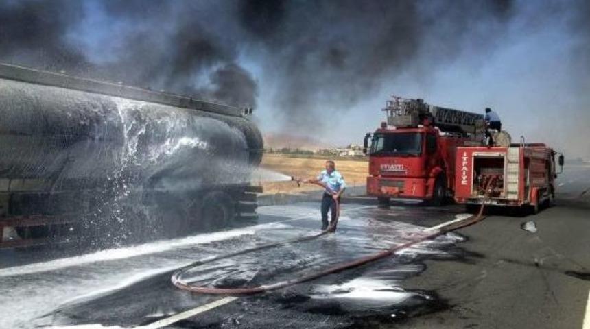 Ham Petrol Y&uuml;kl&uuml; Tankerdeki Yangın, B&uuml;y&uuml;meden S&ouml;nd&uuml;r&uuml;ld&uuml;