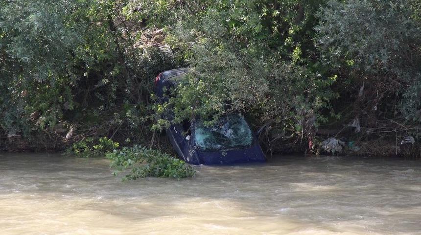 Karab&uuml;k&rsquo;te Otomobil &Ccedil;aya U&ccedil;tu