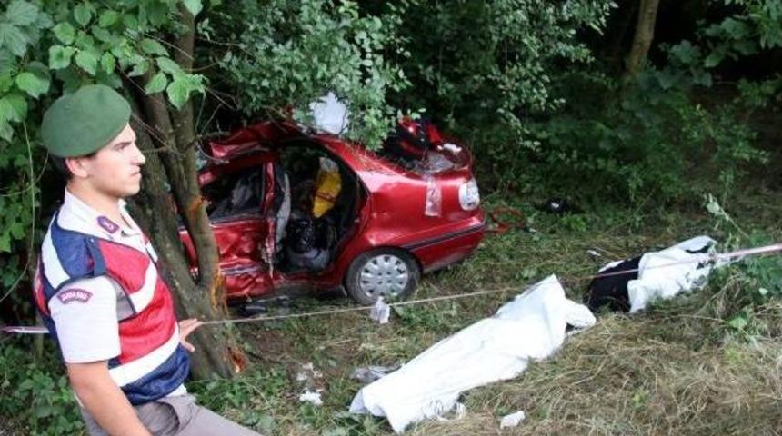 Otomobil Ağaca &Ccedil;arptı: 2 &Ouml;l&uuml;, 2 Yaralı