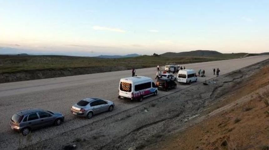 Van'da Çevre Yoluna Dikkat Çekmek Için Yolda Iftar Açtılar