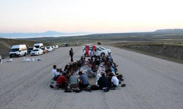 Van'da Çevre Yoluna Dikkat Çekmek Için Yolda Iftar Açtılar