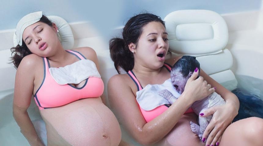 Suda doğum yapan arkadaşını bütün doğallığıyla an an fotoğrafladı