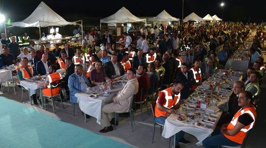 Bakan M&uuml;ezzinoğlu: "&uuml;&ccedil;&uuml;nc&uuml; Boğaz K&ouml;pr&uuml;s&uuml; Gibi Bir Projeyi Ne Almanya&rsquo;da Ne De Avrupa&rsquo;da Son 10 Yılda G&ouml;remezsiniz"