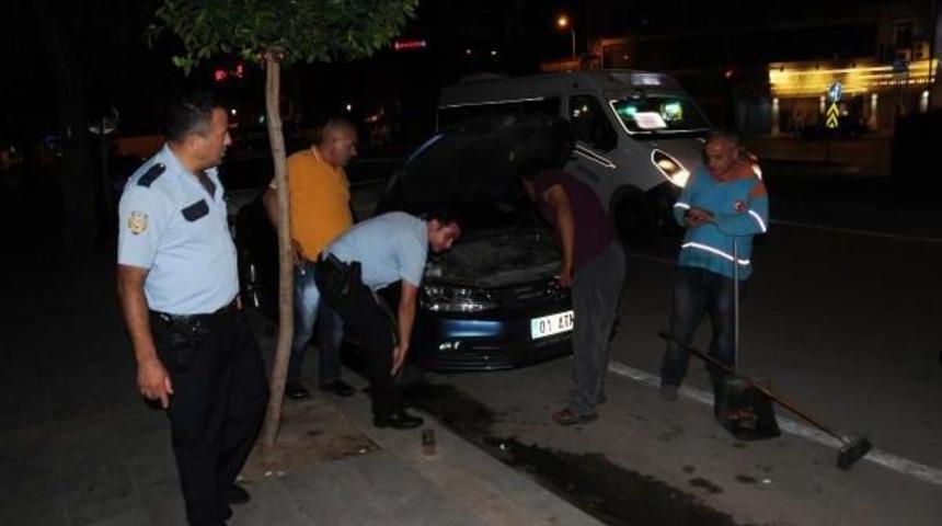 Otomobilin Motoruna Sıkışan Kediyi Polis Kurtardı