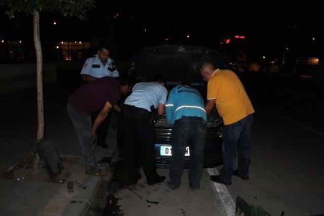 Otomobilin Motoruna Sıkışan Kediyi Polis Kurtardı