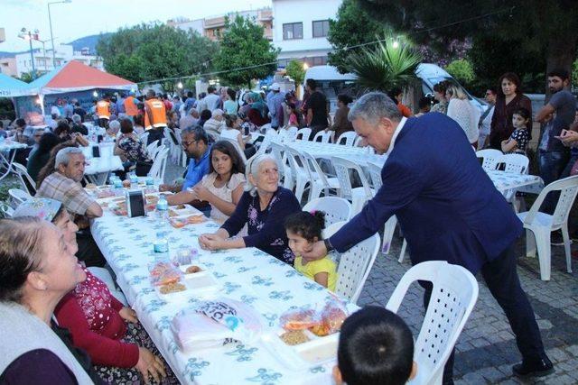 Kuşadası Belediyesinden Davutlar’da İftar Yemeği