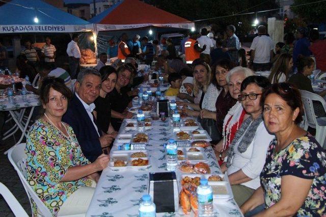 Kuşadası Belediyesinden Davutlar’da İftar Yemeği