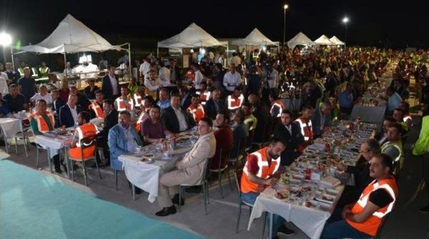 Bakan M&uuml;ezzinoğlu Hastane Şantiyesinde Iş&ccedil;ilerle Iftar Yaptı