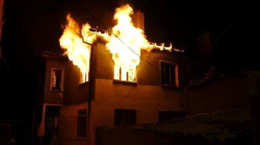 Anne Ve 4 &Ccedil;ocuğunu Alevlerin Arasından Komşuları Kurtardı