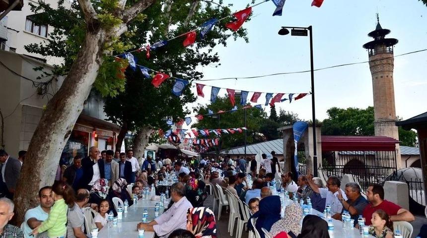 Tarihi Kapalı &Ccedil;arşıda Y&uuml;zlerce Kişi İftar Sofrasında Buluştu