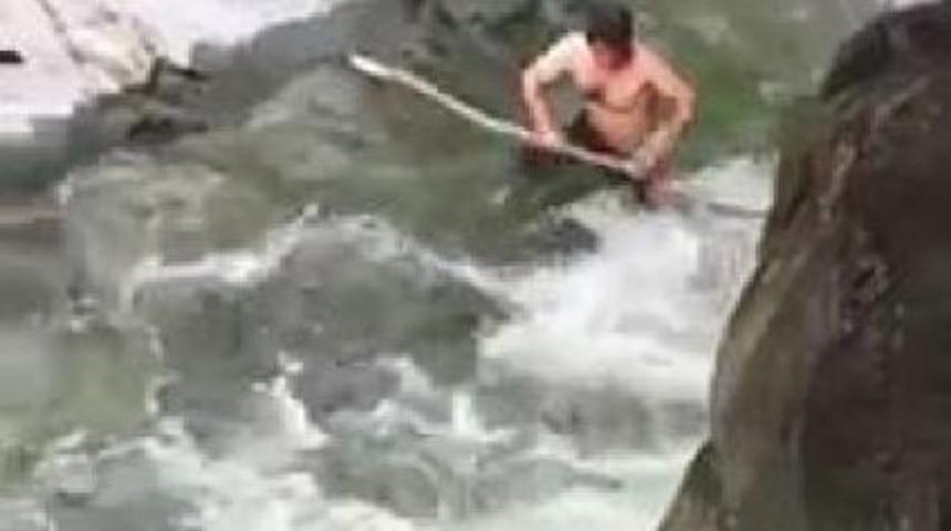 Dereye D&uuml;şerek Boğulan Iş&ccedil;inin Cesedini K&ouml;yl&uuml;ler &Ccedil;ıkardı