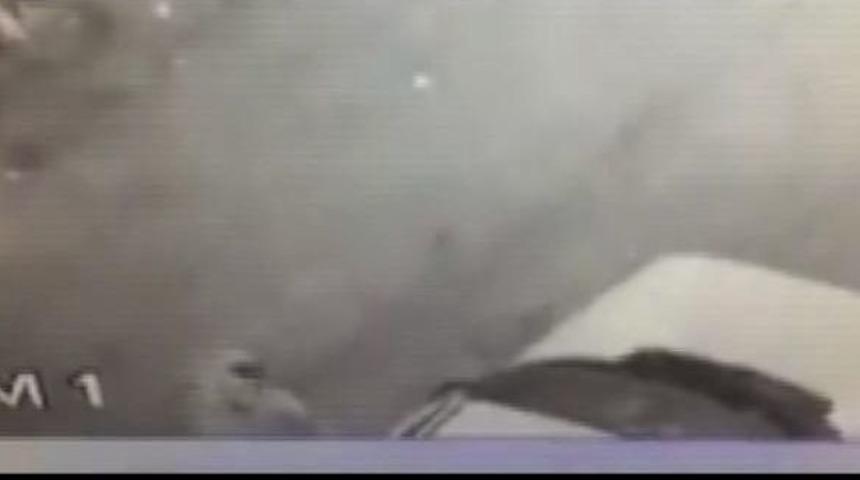 Kap&uuml;şonlu Otomobil Hırsızları G&uuml;venlik Kamerasında