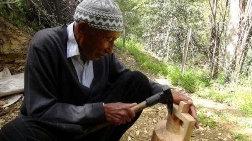 67 Yıldır &Ccedil;am Ağacına Şekil Veriyor