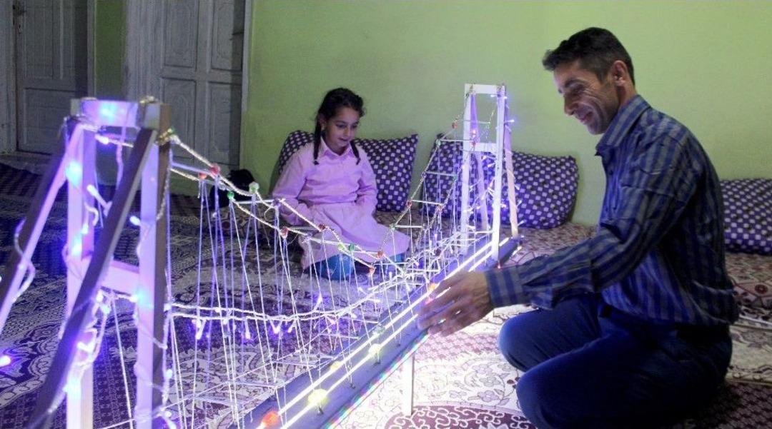 İstanbul&rsquo;u G&ouml;rmek İsteyen Kızına Boğaz K&ouml;pr&uuml;s&uuml;n&uuml;n Maketini Yaptı