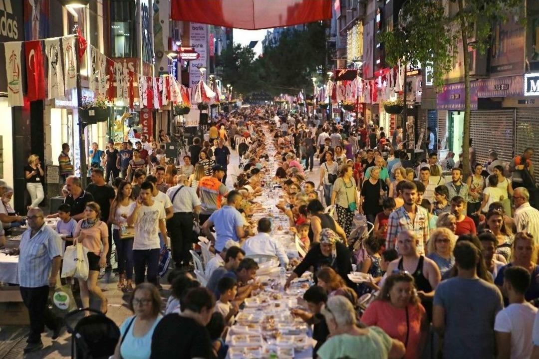 Mustafa Kemal&rsquo;de 2 Bin Kişilik İftar Sofrası