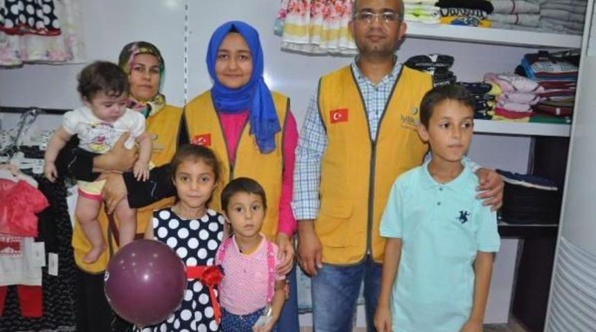 Suriyeli Yetim &Ccedil;ocuklara Bayramlık Kıyafet Yardımı