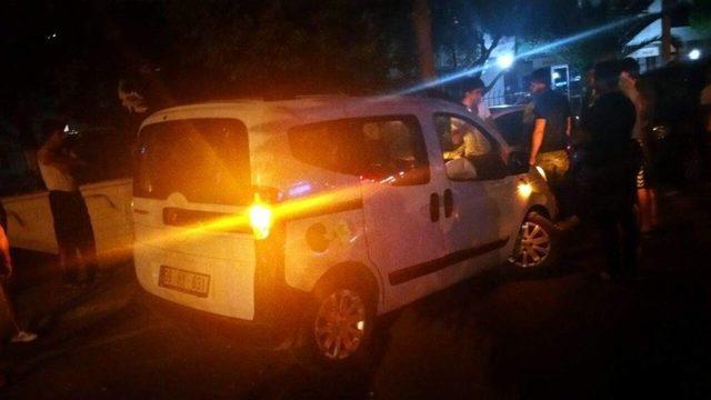 Park Halindeki Araçlara Çarpan Otomobili Direk Durdurdu 2