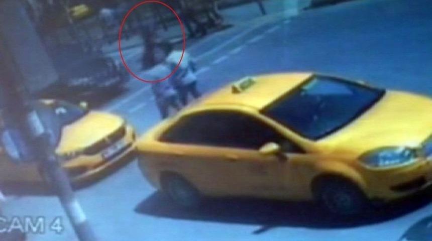 (&ouml;zel Haber) Kırmızı Işıkta Yolun Karşısına Ge&ccedil;en Yaşlı Adama Motosiklet B&ouml;yle &Ccedil;arptı
