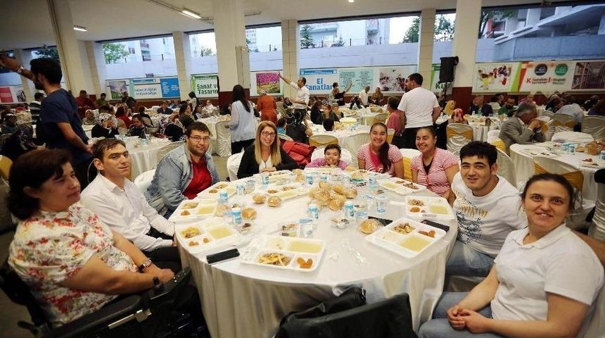 Engelliler Yenimahalle&rsquo;de İftar Yaptı