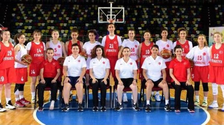 T&uuml;rkiye İşitme Engelli Kadın Basketbol Milli Takımı Samsun'da Kampta