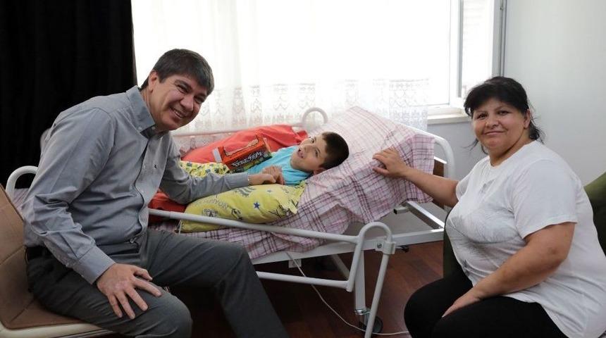 Başkan T&uuml;rel&rsquo;den Hasta Oğlu İ&ccedil;in Sarma Yapan Semra Hanıma Anlamlı Ziyaret