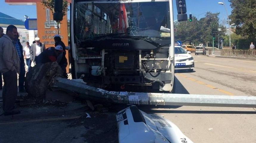 Halk Otob&uuml;s&uuml; Direğe &Ccedil;arptı: 2 Yaralı