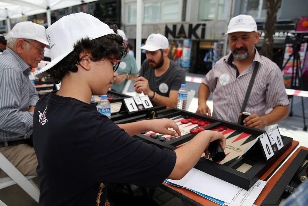 Babalar G&uuml;n&uuml;&rsquo;n&uuml; Tavla Oynayarak Kutladılar