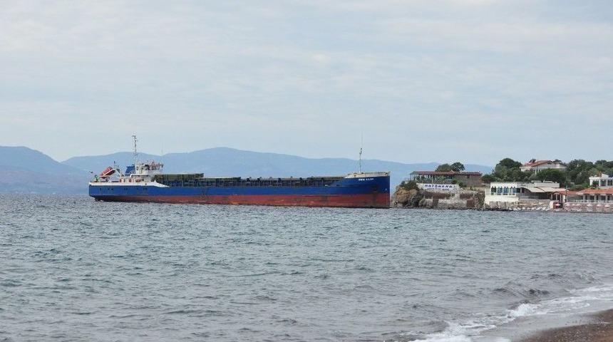 Y&uuml;k Gemisi Plajda Karaya Oturdu