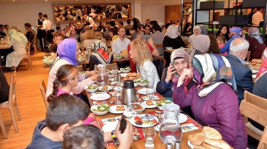 Yıldız Holding&rsquo;den Ferah Mahallesi&rsquo;ndeki Komşularına İftar Daveti