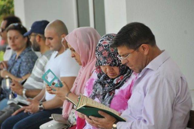 Sınava Giren Çocuklarını Kuran Okuyarak Beklediler