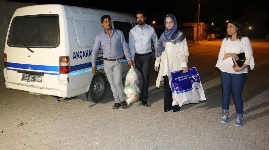 Ak&ccedil;akale Belediyesinden Gıda Ve Bayramlık Yardımı
