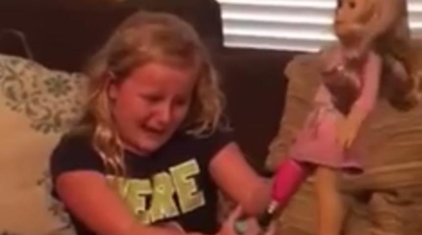 Protez bacaklı bebeğe sevinen k&uuml;&ccedil;&uuml;k kız ağlattı 