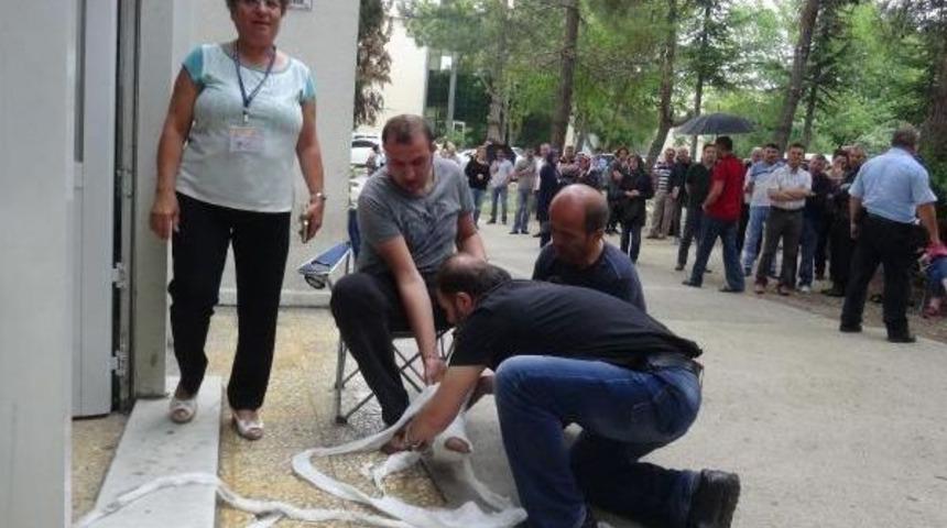 Lys'ye Girebilmek I&ccedil;in Kırık Ayağındaki Al&ccedil;ıyı S&ouml;kt&uuml;, Kimliği Olmadığı I&ccedil;in Sınava Giremedi