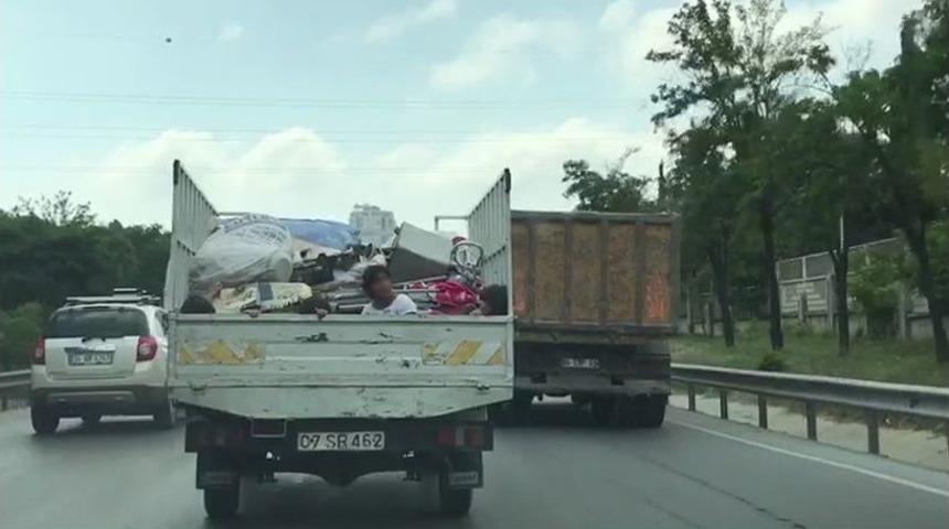 (&ouml;zel Haber) Kamyonet Kasasında Tehlikeli Yolculuk