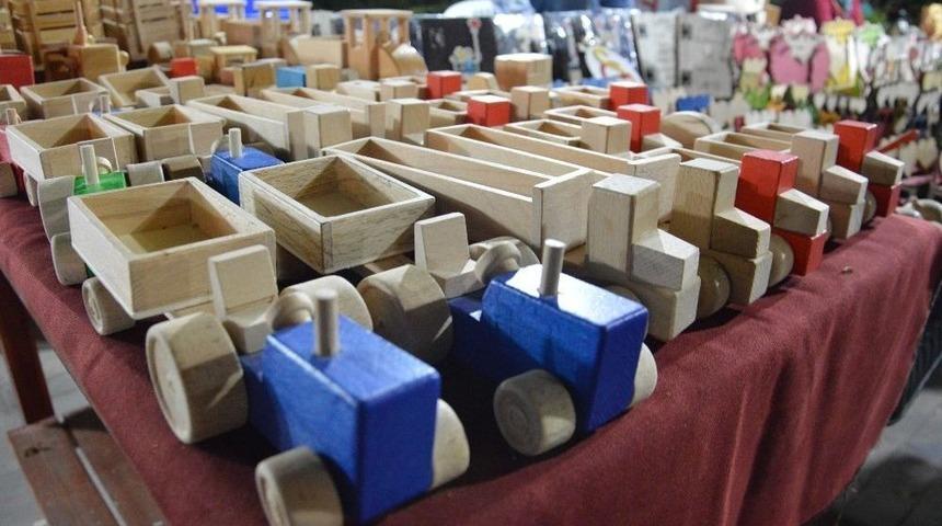 Plastik &Ccedil;ılgınlığına Karşı El Yapımı Ahşap Oyuncaklar