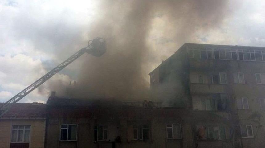 Sefak&ouml;y&rsquo;de İki Evin &Ccedil;atısı Alev Alev Yandı