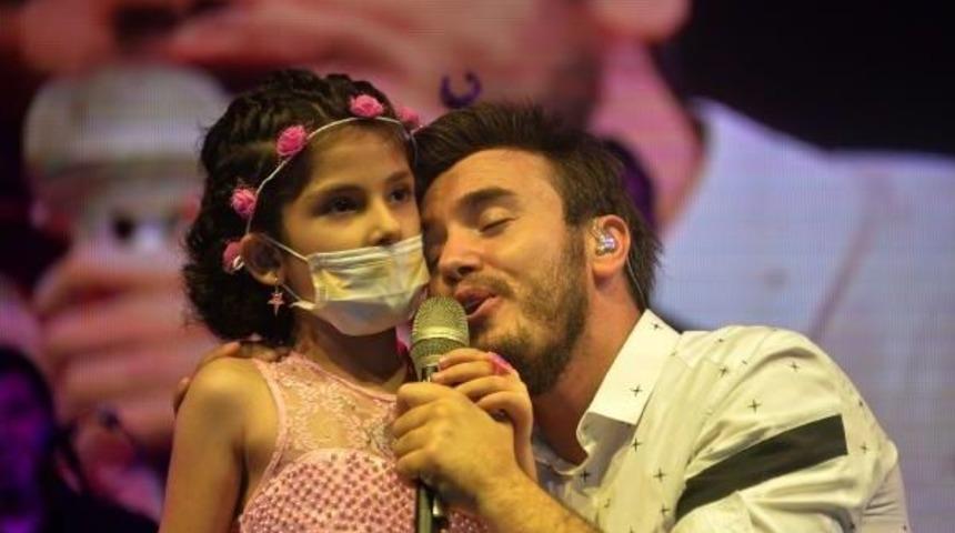 Mustafa Ceceli Kanser Hastası Kızın Hayalini Ger&ccedil;ekleştirdi