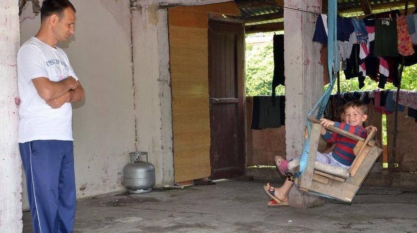 (&ouml;zel Haber) G&ouml;rme Engelli Babalarının Karanlık D&uuml;nyasına Işık Oldular