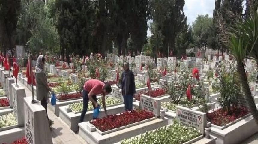 Edirnekapı'da Şehitliğinde Buruk "babalar G&uuml;n&uuml;"...