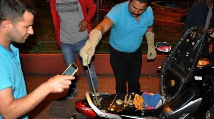 Motosiklete Giren Yavru Yılan Böyle Çıkarıldı