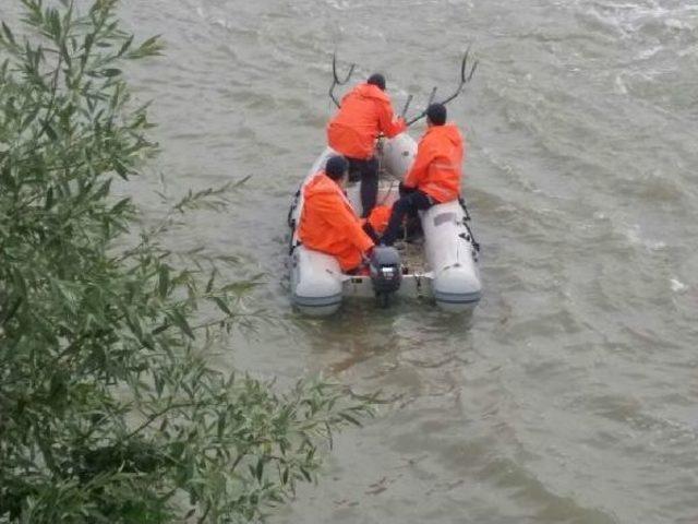 Sakarya Nehri'nde Kaybolan Suriyeli Genci Arama Çalışmaları Yağmur Altında Sürdürüldü