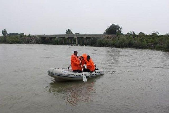 Sakarya Nehri'nde Kaybolan Suriyeli Genci Arama Çalışmaları Yağmur Altında Sürdürüldü